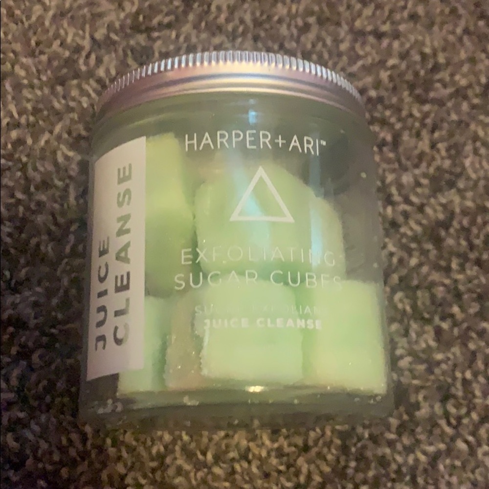 HARPER+ARI exfoliating sugar cubes.